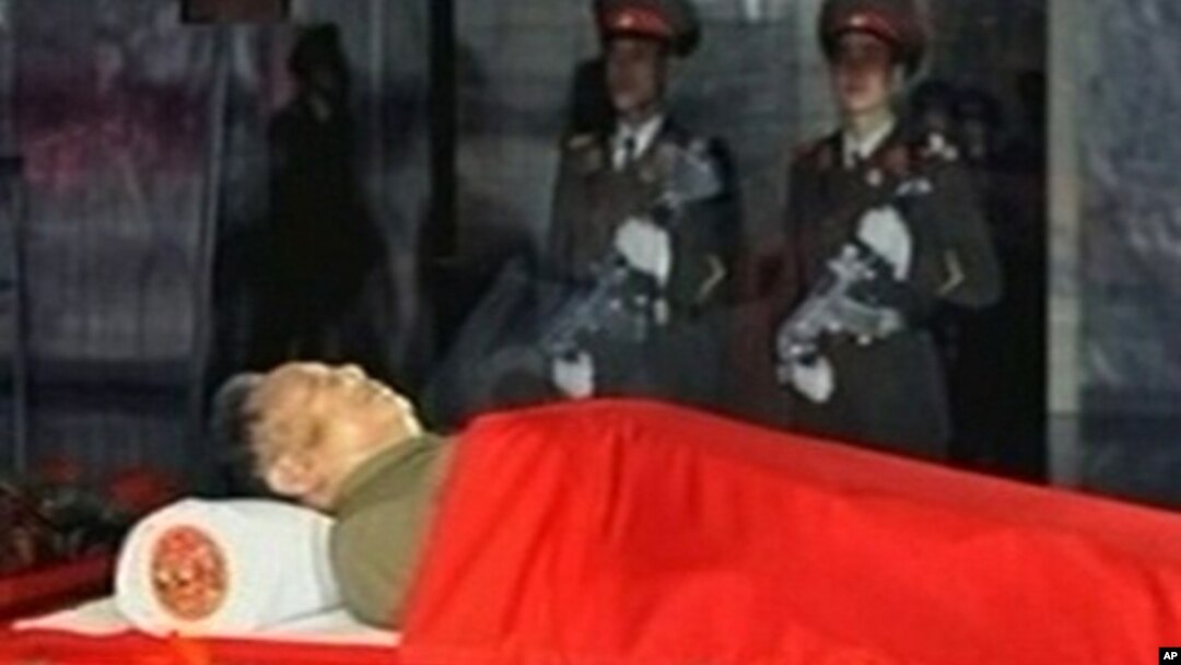 Body of North Korean leader Kim Jong Il lies in memorial palace Pyongyang, Dec. 20, 2011.