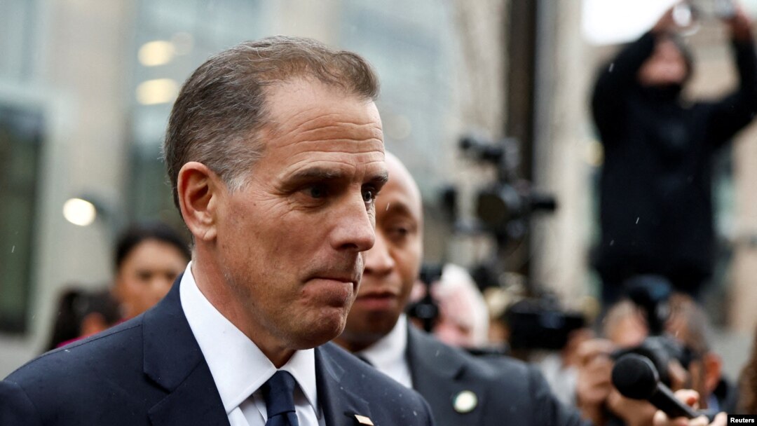 ARCHIVO: Hunter Biden se retira tras una declaración a puertas cerradas con miembros de la Comisión de Supervisión de la Cámara de Representantes en Washington que lleva a cabo una investigación de juicio político contra el presidente Joe Biden, el 28 de febrero de 2024. 
