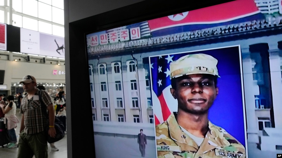 非法越境進入北韓的美國陸軍二等兵特拉維斯金因認罪協議,在服刑滿12個月後被釋放。圖為2023 年8 月16 日在南韓新聞節目畫面。 (美聯社)