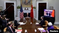 美國總統拜登與國務卿布林肯、財政部長耶倫和總統國家安全顧問沙利文在白宮通過網絡視頻與中國國家主席習近平交談。(2021年11月15日)
