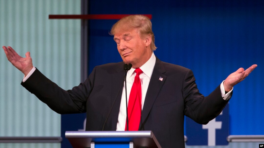 Republican presidential candidate Donald Trump gestures during the first Republican presidential debate, Cleveland IN, Aug. 6, 2015.