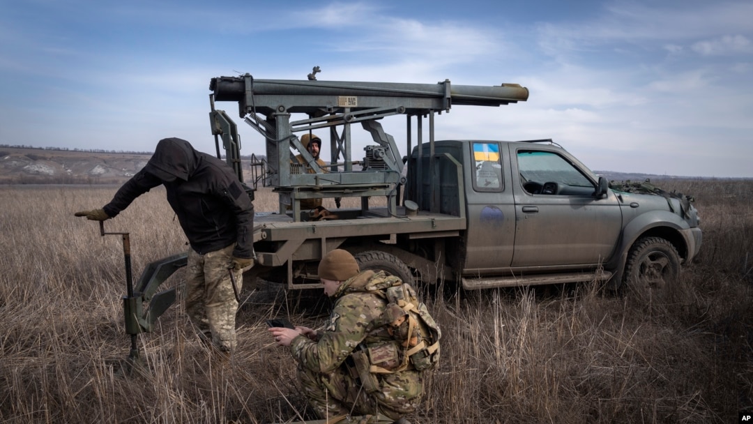 Soldados ucranianos de la 56.a Brigada de Infantería Motorizada Mariupol se preparan para disparar un sistema de lanzamiento múltiple de cohetes hacia posiciones rusas en la línea del frente, cerca de Bakhmut, región de Donetsk, Ucrania, el martes 5 de marzo de 2024.