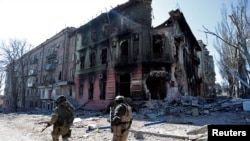 Wanajeshi wanaounga mkono Russia wakikagua mitaa katika mji wa bandari wa Mariupol, kusini mwa Ukraine. April 7, 2022. Picha ya Reuters.