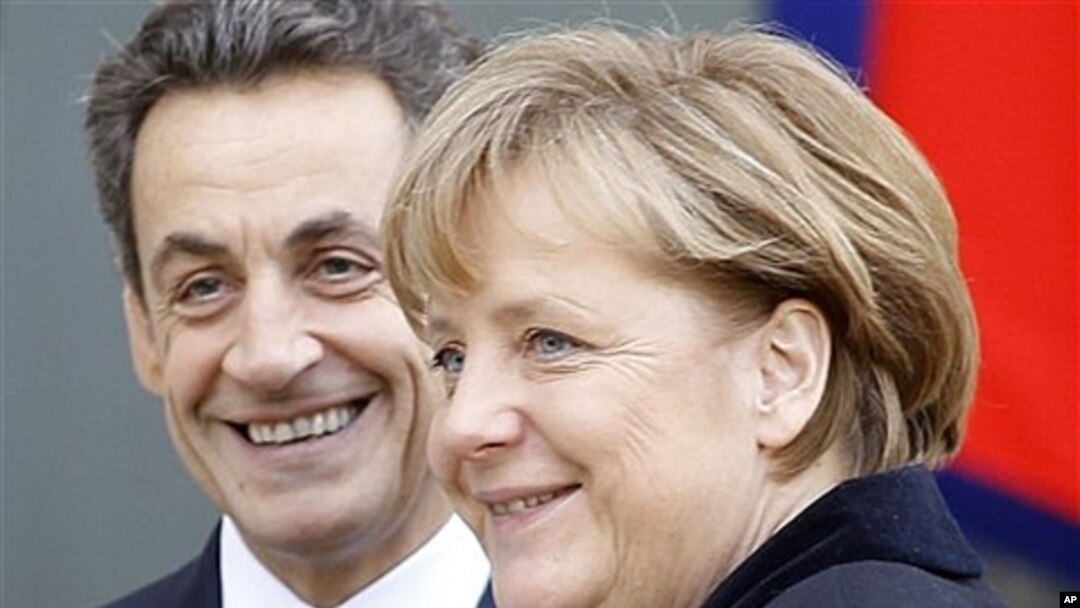 French President Nicolas Sarkozy (l) and German Chancellor Angela Merkel in Paris, Dec. 5, 2011.