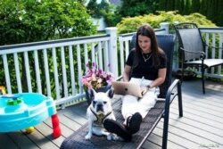 Stephanie Ellis usa su computadora portátil en su casa en Marlboro, Nueva Jersey, el 19 de junio de 2020.