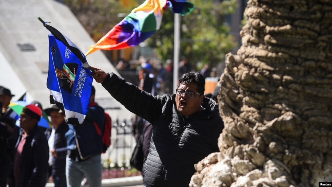 Partidarios del presidente de Bolivia, Luis Arce, y del expresidente Evo Morales se enfrentan a las afueras del Tribunal Supremo Electoral, en La Paz, Bolivia, el 10 de julio de 2024.