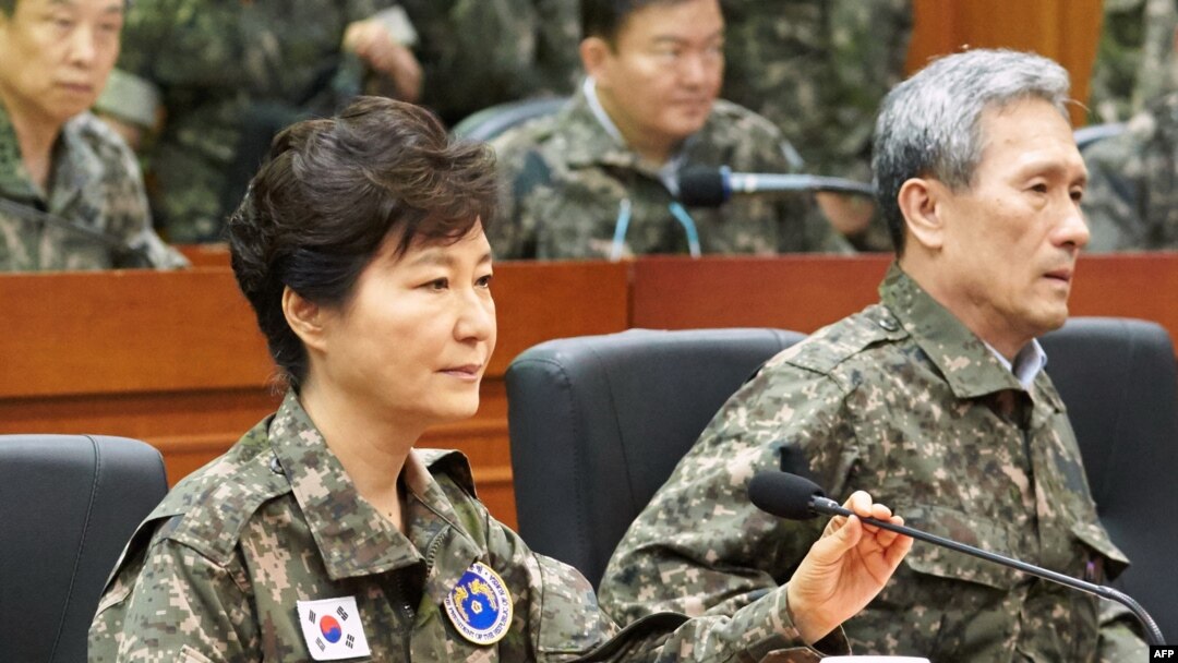 南韓總統朴槿惠(左)近日出席軍方高層會議