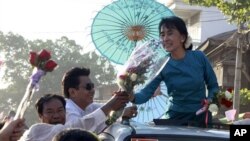 緬甸民主運動領導人昂山素姬2月26號在競選活動中接受支持者的鮮花