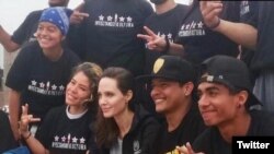 Angelina Jolie posa con refugiados venezolanos durante una visita a Perú, en su calidad de enviada especial de ACNUR.