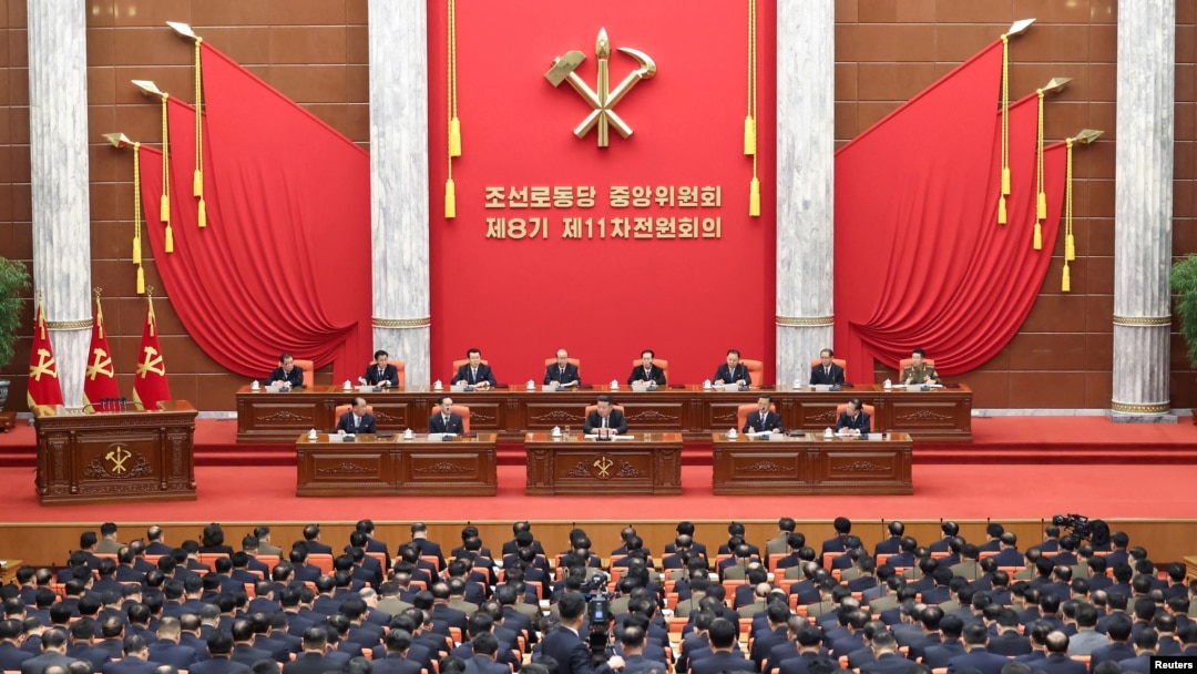북한 대외관영 ‘조선중앙통신’과 노동당 기관지 ‘노동신문’은 노동당 중앙위 제8기 11차 전원회의 확대회의가 김정은 국무위원장이 참석한 가운데 지난 23∼27일 열렸다고 29일 보도했다.