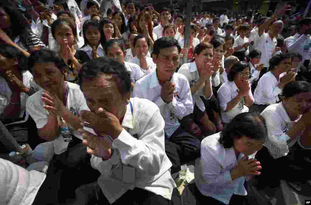 Mourners pay their respects to the late former Cambodian King Norodom Sihanouk in a funeral procession in Phnom Penh, February 1, 2013.