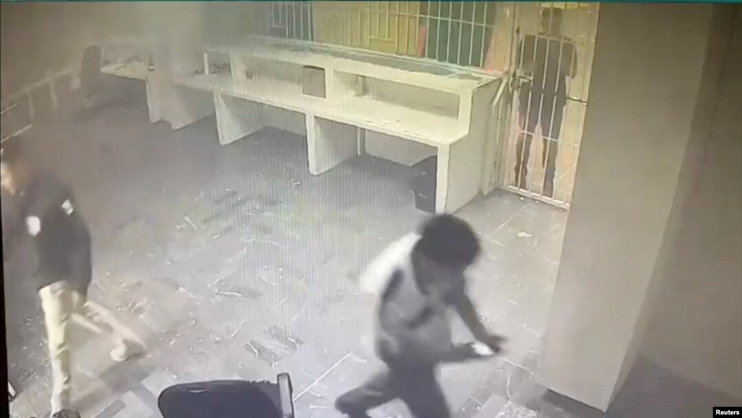 Imagen de las cámaras de seguridad en la que se ve a los agentes abandonar el centro durante el incendio, dejando atrás, a los migrantes en las celdas, el 27 de marzo de 2023.