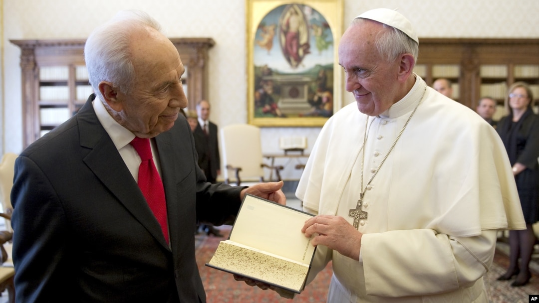 Pope Francis, right, receives a Jerusalem Bible as a gift from Israeli President Shimon Peres on the occasion of their private audience, at the Vatican, April 30, 2013. 