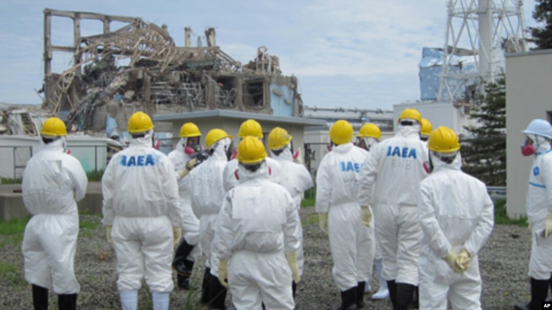 International Atomic Energy Agency (IAEA) inspection team members watch No.3 reactor at the crippled Tokyo Electric Power Co. Fukushima Daiichi nuclear power plant in Fukushima Prefecture, in this handout photo taken and released by TEPCO, (File)