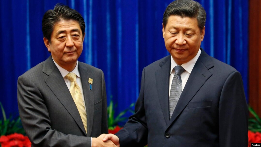 安倍晉三與習近平2014年11月10日在北京出席亞太經合會期間見面握手（資料圖片）