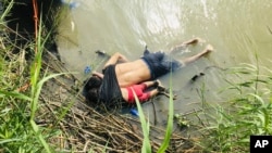 奧斯卡·阿爾貝托·馬丁內斯·拉米雷斯和他女兒從墨西哥越過格蘭德河進入美國時溺水身亡