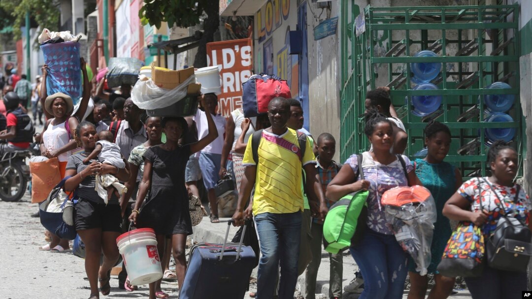 Residentes abandonan sus hogares en su huida de los enfrentamientos entre pandillas armadas en el distrito Carrefour-Feuilles de Puerto Príncipe, el 15 de agosto de 2023