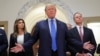 El expresidente de EEUU Donald Trump, a las puertas de un tribunal de Nueva York, tras enfrentarse a la primera jornada de juicio por un caso de fraude, el 2 de octubre de 2023.