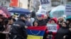 El líder opositor venezolano Juan Guaidó, cuyo gobierno interino ha sido reconocido por más de medio centenar de países, conversa con periodistas en Caracas, el 12 de julio de 2021.