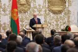 El presidente bielorruso, Alexander Lukashenko, asiste a la ceremonia de juramentación en Minsk, el miércoles 23 de septiembre de 2020.