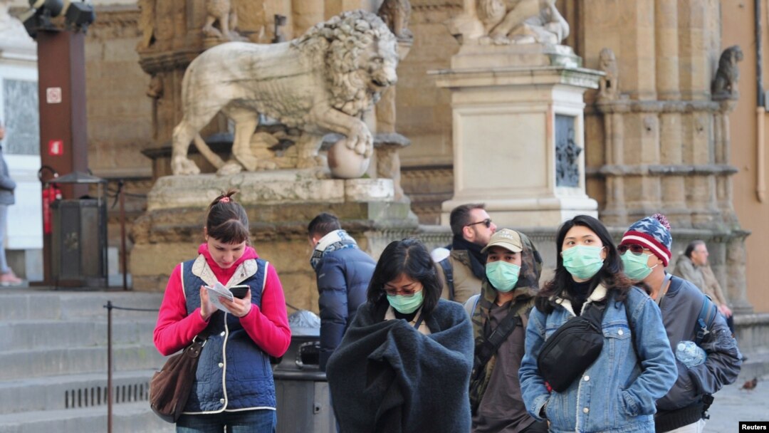Personas usando máscaras de protección en Florencia, al tiempo que Italia lucha contra un brote de coronavirus. 7 marzo 2020.