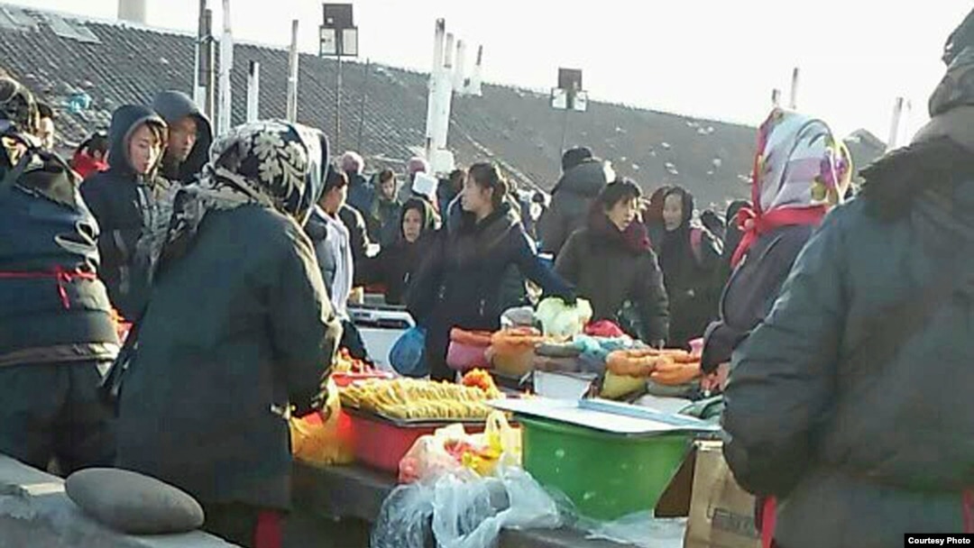 북한 청진 장마당에서 주민들이 장을 보고 있다. (자료사진)