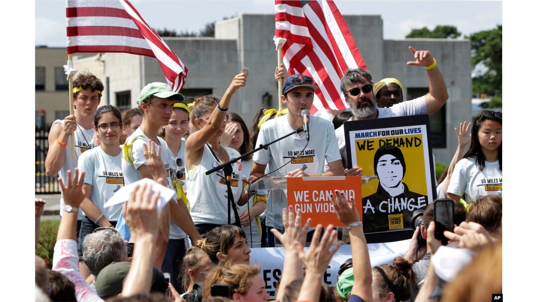 David Hogg (centro) un sobreviviente del tiroteo en la escuela secundaria Marjory Stoneman Douglas, en Parkland, Florida, se dirige a un mitin frente a la sede del fabricante de armas Smith & Wesson, el domingo 26 de agosto de 2018, en Springfield, Massachusetts. Foto: AP.