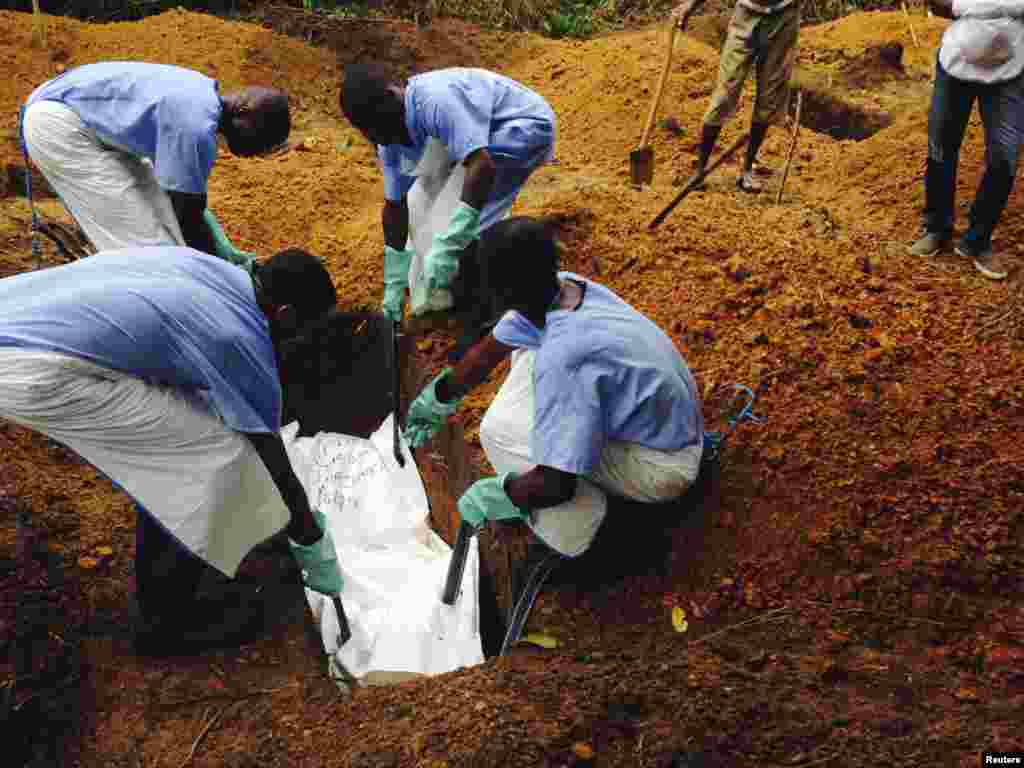 Ebola virusidan halok bo'lgan odam dafn etilmoqda, Syerra-Leone, 2-avgust, 2014-yil.