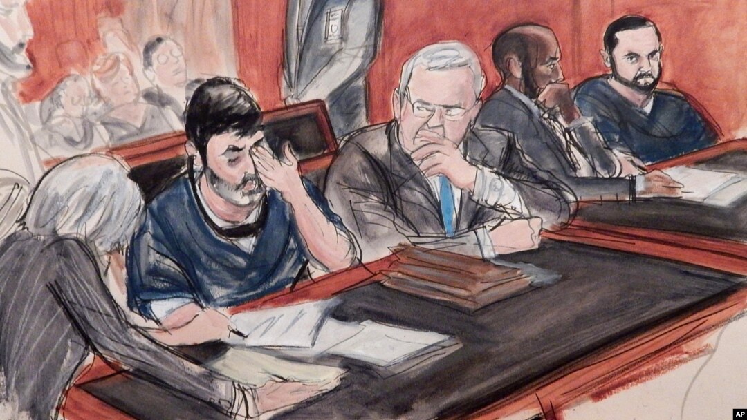 Efraín Antonio Campos Flores llora ante la corte durante una audiencia junto a su primo Franqui Francisco Flores De Freitas (extremo derecho), según esta ilustración del 17 de diciembre de 2015.