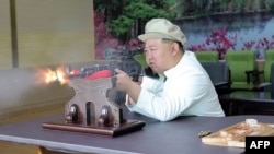 朝中社在8月初發表一張北韓領導人金正恩正在親自測試北韓研製的系列槍族。