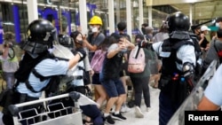 8月13日，防暴警察在香港機場使用胡椒噴霧驅散反送中大游行的抗議者。在此之前，一名女示威者在機場的集會中眼部受傷
