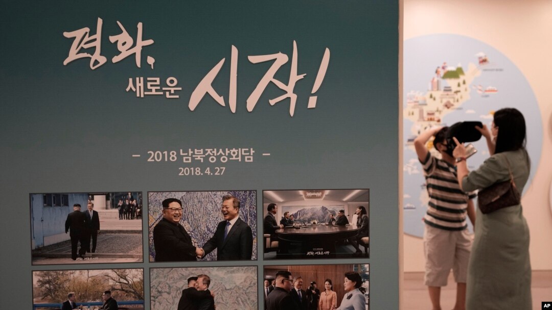 27일 한국 파주 통일전망대에 지난 2018년 4월 남북정상회담 사진이 전시돼있다.