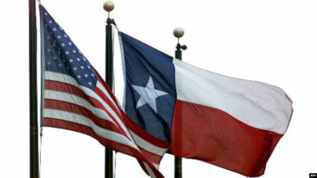 Har bir shtatning o'zi bayrog'i bor. Federal bayroq bilan yona-yon hilpirab turadi. Texasniki bir yulduzli.