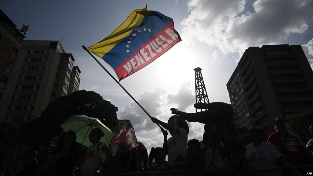 ARCHIVO - Un partidario del presidente y candidato presidencial venezolano Nicolás Maduro ondea una bandera venezolana durante una manifestación en Caracas el 4 de julio de 2024.