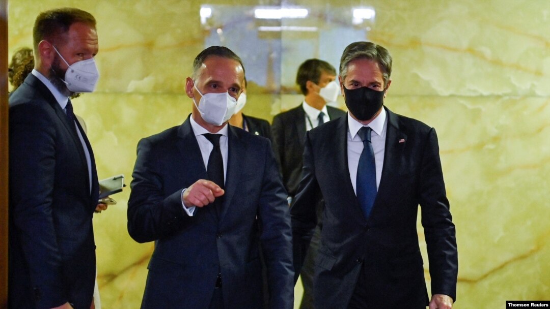 El ministro de Relaciones Exteriores alemán, Heiko Maas, y el secretario de Estado de Estados Unidos, Antony Blinken, llegan para dirigirse a una conferencia de prensa conjunta en Berlín, el 23 de junio de 2021.