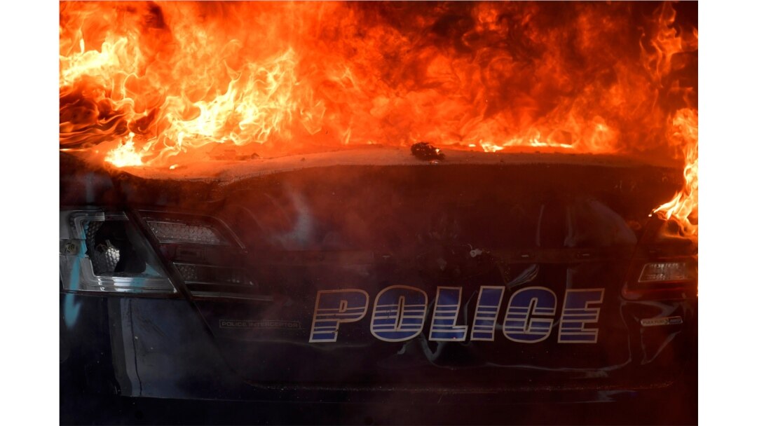 Una patrulla de policía de Atlanta arde tras violentas protestas por la muerte en Minneapolis de George Floyd a manos de cuatro policías.