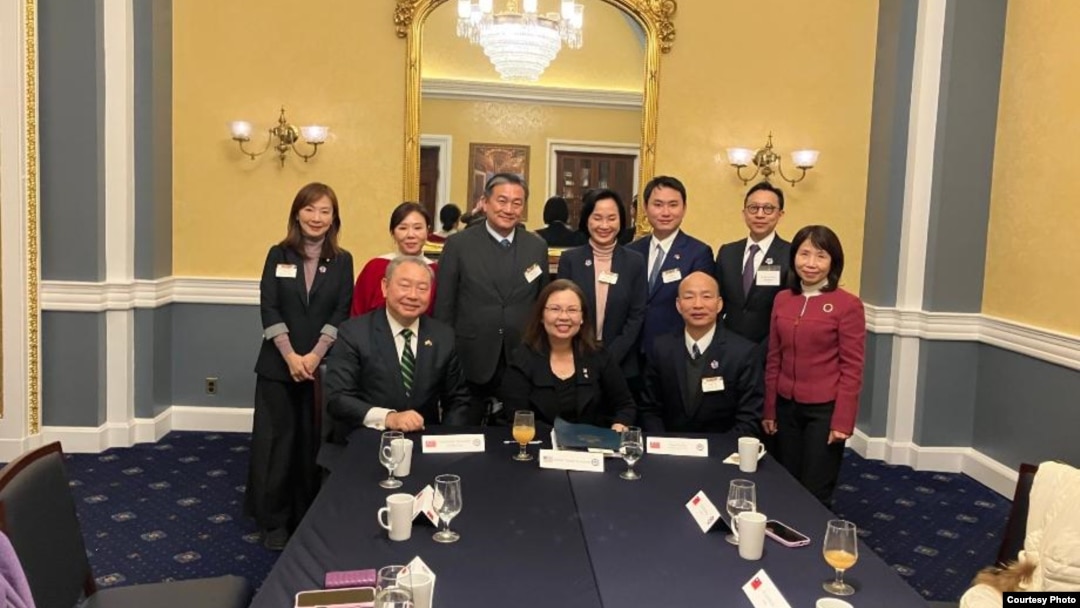 美國伊利諾州民主黨聯邦參議員塔米·達克沃斯(前排左2）與台灣朝野立法委員代表團會晤。 (2025年1月21日，參議員達克沃斯辦公室提供)