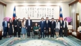 台湾总统赖清德在台北会晤美国民主党籍参议员达克沃斯访问团 (台湾总统府照片)
