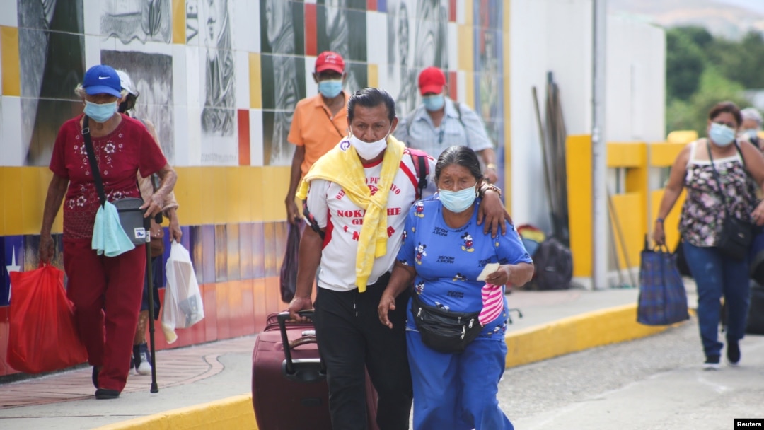 Las personas, autorizadas por razones humanitarias, llegan por el puente internacional Simón Bolívar desde Cúcuta, Colombia, cuando se vuelve abrir el cruce en San Antonio del Táchira, Venezuela, el 4 de octubre de 2021.