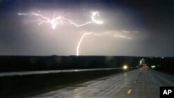 Tormentas eléctricas azotaron la ruta interestatal 70 cerca de Junction City, Kansas, el martes, 26 de abril de 2016.
