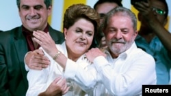 O ex-Presidente do Brasil, Luiz Inácio Lula da Silva, abraça Dilma Rousseff quando da sua vitória nas eleições de 26 de Outubro de 2014