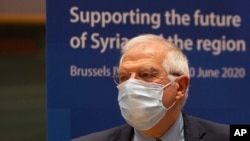 El jefe de política exterior de la Unión Europea, Josep Borrell, espera el inicio de una reunión en formato de videoconferencia en el edificio del Consejo Europeo en Bruselas. Junio, 30 2020.