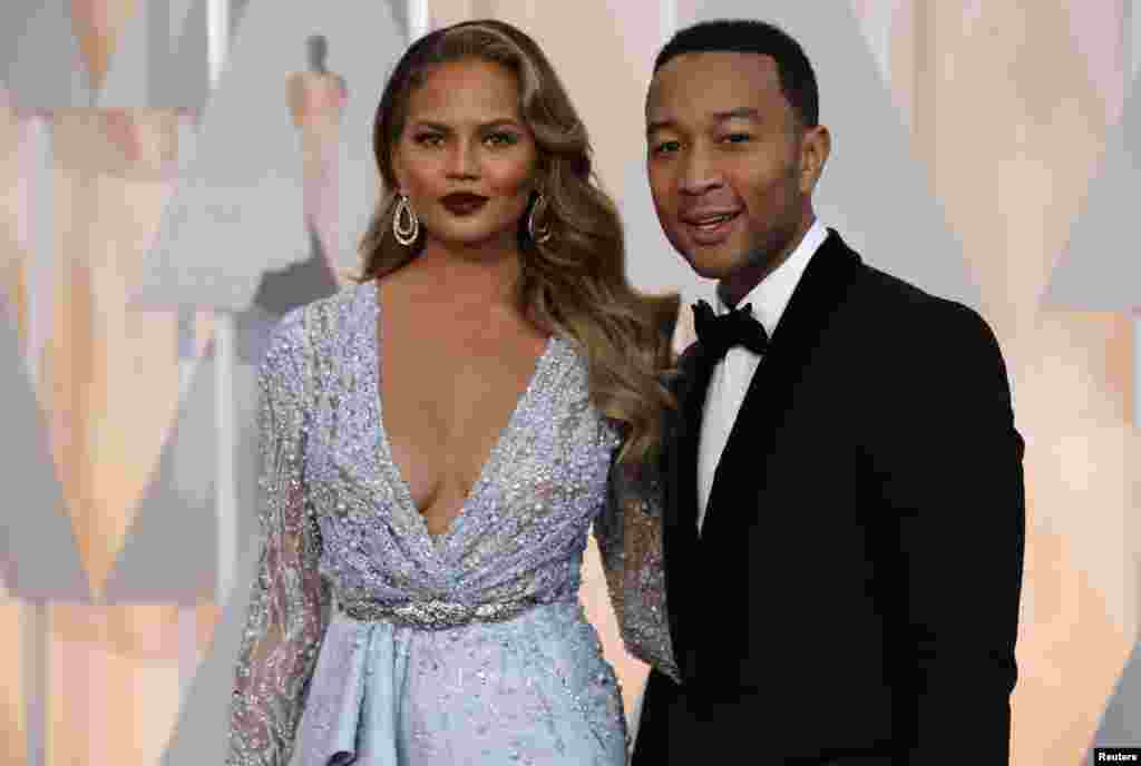 O cantor John Legend com a mulher e modelo Chrissy Teigen