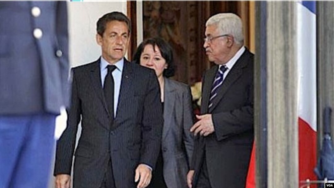El presidente francés Nicolas Sarkozy en un encuentro con el líder palestino Mahmoud Abbas en abril.