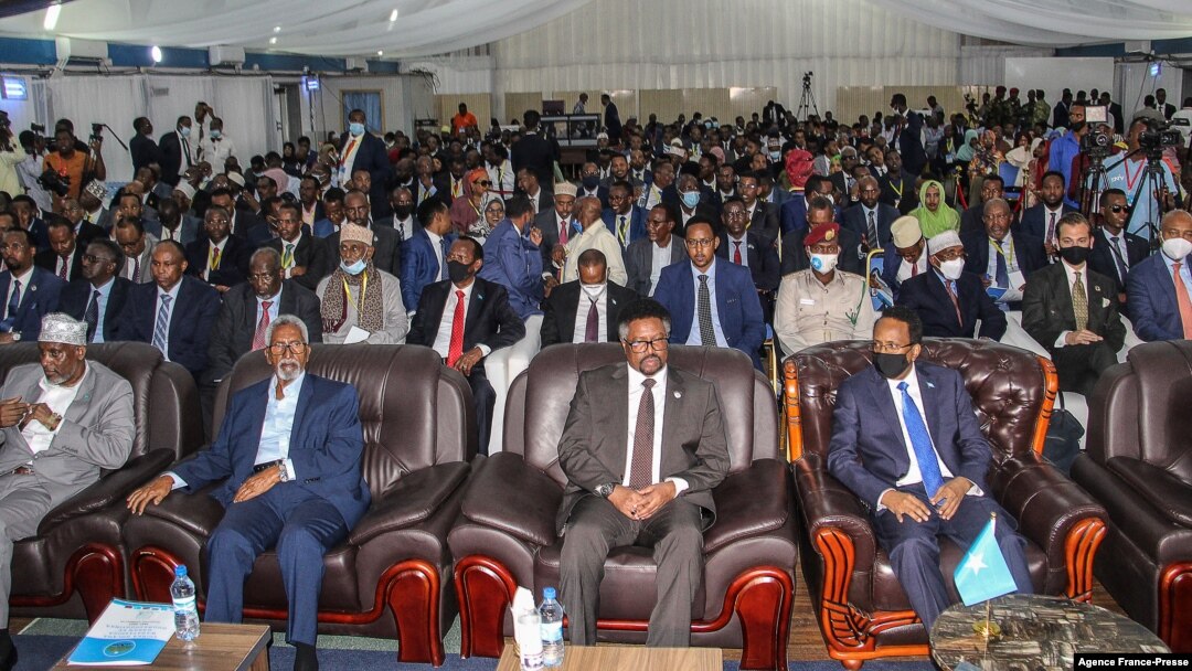 FILE - Somalia’s President Mohamed Abdullahi Mohamed (R) attends a closing ceremony after reaching an agreement with state leaders over the terms of a new election, at the National Consultative Council on Elections in Mogadishu, May 27, 2021.