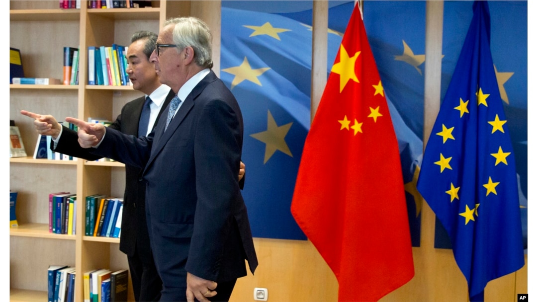 European Commission President Jean-Claude Juncker (R) speaks with China's Foreign Minister Wang Yi prior to a meeting at EU headquarters in Brussels, June 1, 2018, as the two sides deepen ties on trade and investment.