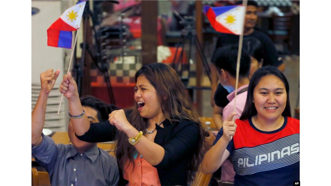 Filipinos cheer moments after the Hague-based U.N. international arbitration tribunal ruled in favor of the Philippines in its case against China on the dispute in South China Sea, July 12, 2016 in Manila, Philippines.