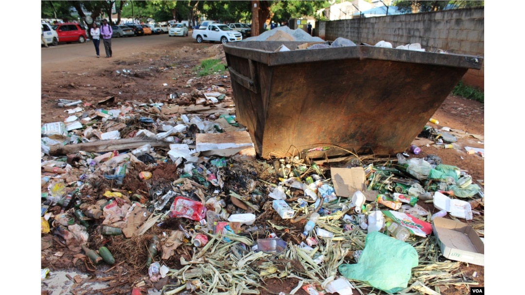 FILE - In Mbare township, sewer water flows and refuse has gone for days without being collected, Harare, Zimbabwe, Jan. 5, 2017. (S.Mhofu/VOA)