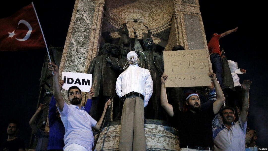 Erdog'an tarafdorlari Gulen qo'g'irchog'i bilan. Istanbul, 18-iyul 2016-yil