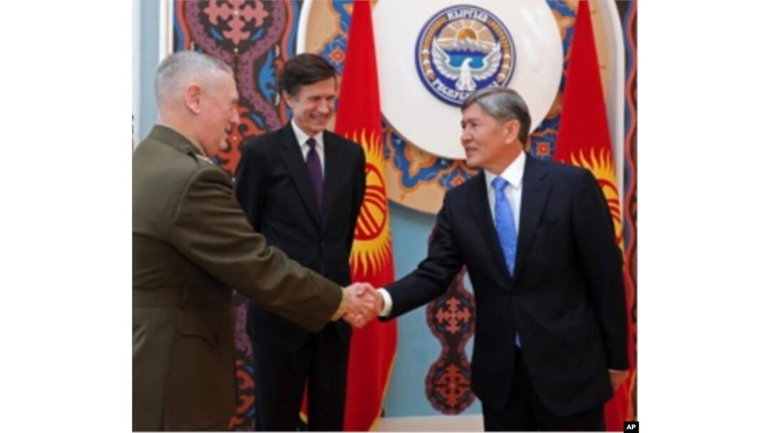 Chapdan, AQSh Markaziy qo'mondonligi rahbari general Jeyms Mettis, Davlat kotibi muovini Robert Bleyk va Qirg'iziston prezidenti Almazbek Atambayev, Bishkek, 2-aprel, 2012